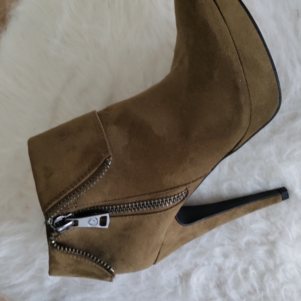 Boots - Picture 6 of 8